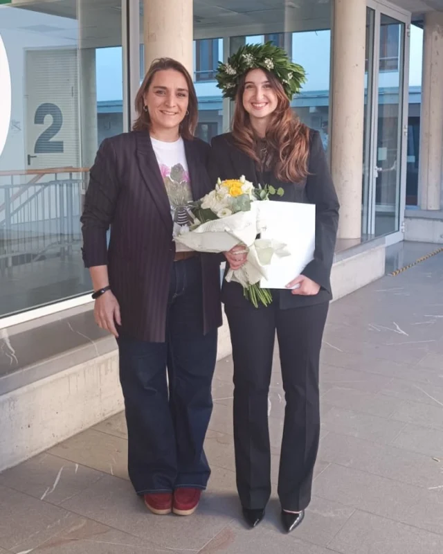 📚🎓 Una tesi, una giovane laureata e un’impresa che crede nel futuro 🌱

Siamo orgogliosi di condividere un traguardo speciale: Chiara Antoniolli, studentessa di Economia Aziendale presso l'Università di Udine, ha conseguito la sua laurea triennale con una tesi dedicata alla nostra azienda, dal titolo:
“Il marketing sostenibile come strumento di creazione di valore: il caso CDA di Cattelan srl”.

Un lavoro che ci riempie di orgoglio non solo per l’attenzione dedicata alla nostra realtà, ma perché rappresenta concretamente ciò in cui crediamo: la sostenibilità come leva strategica e culturale, e il dialogo costante tra impresa e giovani generazioni.

Un sentito ringraziamento va alla nostra Eleonora D’Alessandri, Responsabile Marketing, che ha accompagnato Chiara nel percorso di ricerca e approfondimento, testimoniando il nostro impegno a valorizzare il talento e costruire ponti tra impresa e università.

Collaborazioni come questa generano valore, creano reputazione e rafforzano il nostro modello di business, fondato su innovazione, responsabilità e visione a lungo termine.

💚 Complimenti Chiara, il tuo successo è anche un piccolo grande passo verso un futuro più sostenibile.

#CDA #Sostenibilità #MarketingSostenibile #TalentoGiovane #Formazione #UniversitàImpresa #ValoreCondiviso #Laurea #Crescita #BusinessEtico
